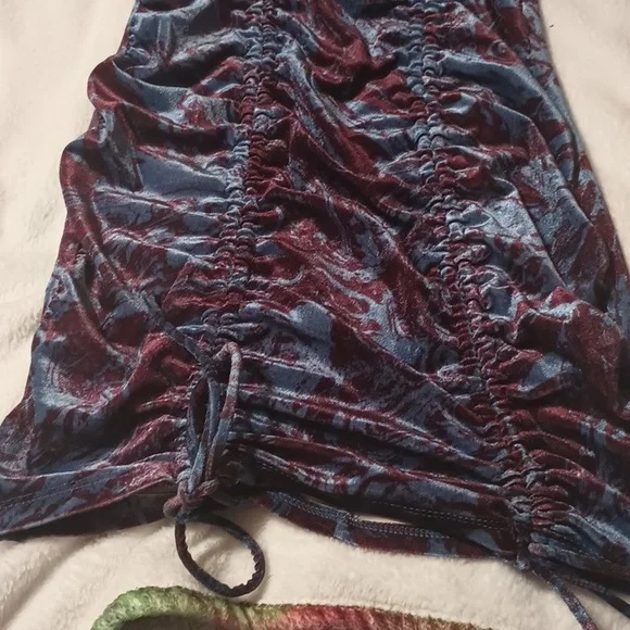 Elegant Blue and Red Ruched Dress - Picture 3 of 6